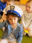 dziewczynka w czapce policjanta ruchu drogowego podczas spotkania w żłobku