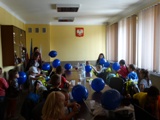 przedszkolaki otrzymały odblaski oraz balony z logo Policja