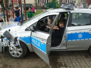 prezentacja samochodu służbowego policji podczas festynu w Syberi
