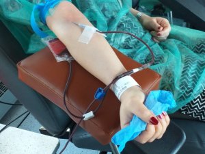 oddanie krwi przez pracownika komendy