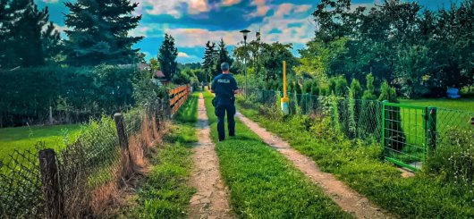 policjant na działkach