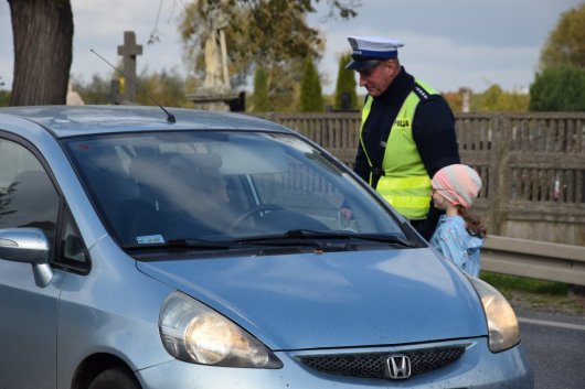 policjant z dzieckiem