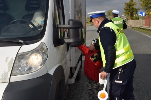 policjant z dzieckiem