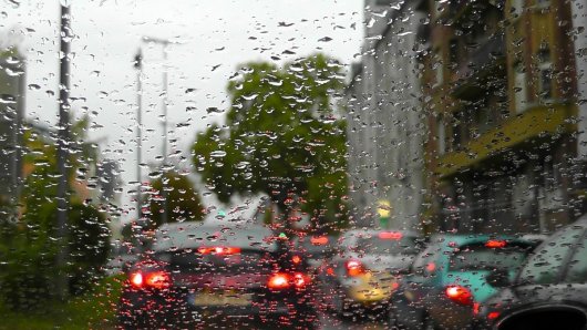deszcz i zamazane samochody