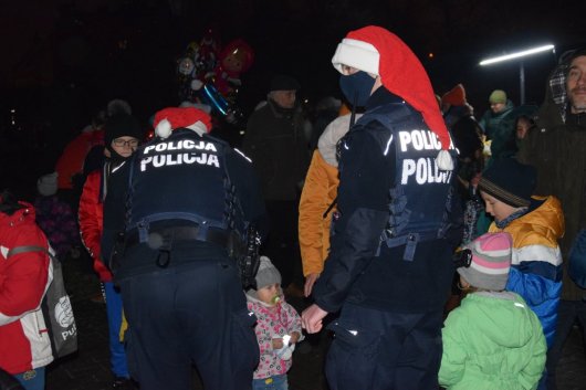 policjanci z dziećmi i odblaskami