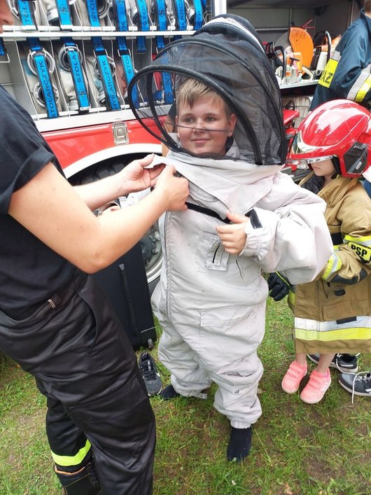 dziecko przebrane w strój strażaka