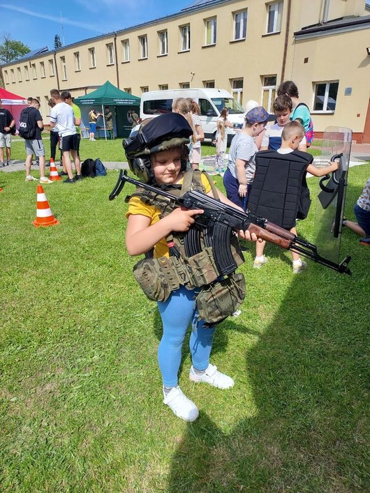 dziecko w wojskowym uzbrojeniu