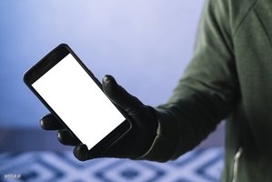 zdjęcie przedstawia trzymany w ręce telefon z białym ekranem
