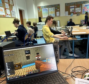 Na zdjęciach uczniowie korzystający z komputerów podczas warsztatów prewencyjnych