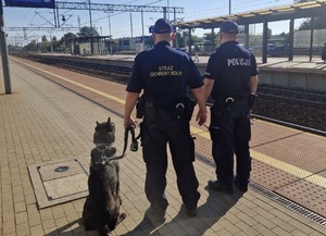 funkcjonariusz Komendy Powiatowej Policji w Żyrardowie wraz z funkcjonariuszem Straży Ochrony Kolei