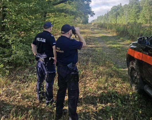 funkcjonariusz Komendy Powiatowej Policji w Żyrardowie wraz z funkcjonariuszem Straży Ochrony Kolei