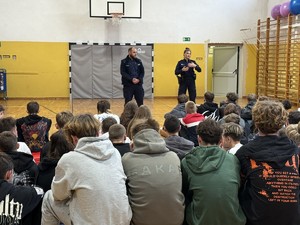 policjantka i policjant mówią do młodzieży
