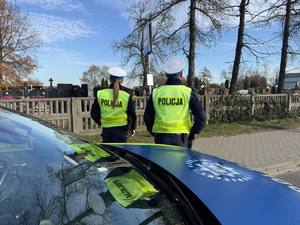 policjanci ruchu drogowego kontrolują rejon przy cmentarzach