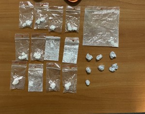 zatrzymane narkotyki w postaci białego proszku