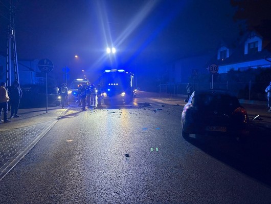 wypadek samochodu osobowego w tle widać wóz strażacki