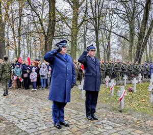 Komendant Powiatowy Policji w Żyrardowie w towarzystwie przedstawiciela Państwowej Straży Pożarnej