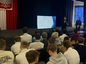 policjantki profilaktyki i ruchu drogowego na dniu patronki szkoły