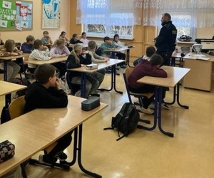 dzielnicowy na spotkaniu z młodzieżą