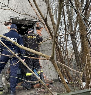 policja i straż sprawdzają pustostany