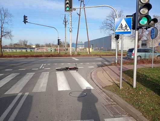 rower na ulicy przy przejeździe dla rowerów