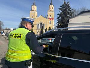 Kontrola trzeźwości przez funkcjonariusza Wydziału Ruchu Drogowego KPP w Żyrardowie