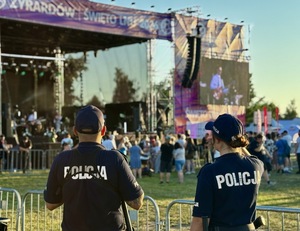 policjanci przed sceną Święto Lnu 2026