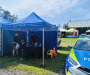 Policjanci podczas pikniku w Radziejowicach