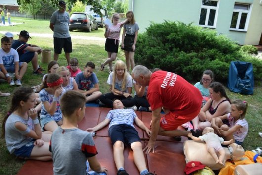 Pan Krzysztof Kokosza z WOPR z grupą dzieci podczas zajęć z pierwszej pomocy, Dni Bezpieczeństwa Miedniewice