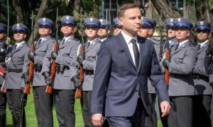 Na zdjęciu Prezydent RP Andrzej Duda, w drugim planie funkcjonariusze Policji