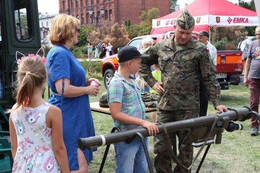 Chłopiec oraz kobieta rozmawiają z żołnierzem 38 dywizjony zabezpieczenia Obrony Powietrznej w Sochaczewie.