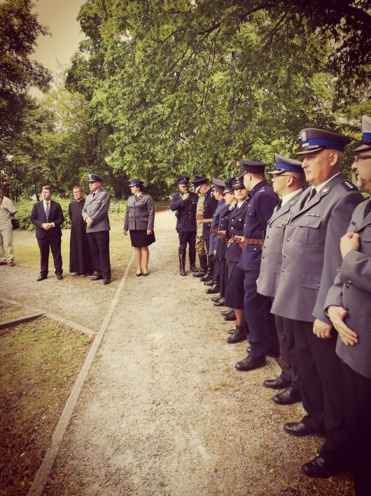 Policjanci i goście zebrani na uroczystym odsłonięciu tablicy pamiątkowej w Parku Dittricha w Żyrardowie.