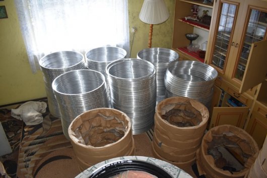 zdjęcie wnętrza domu zatrzymanych w środku którego znajdują się obręcze aluminiowe oraz paczki z obręczami
