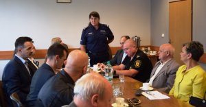 Na zdjęciu członkowie Komisji Bezpieczeństwa. Mł. insp. Edyta Marczewska przedstawia realizację zadań przez policjantów.