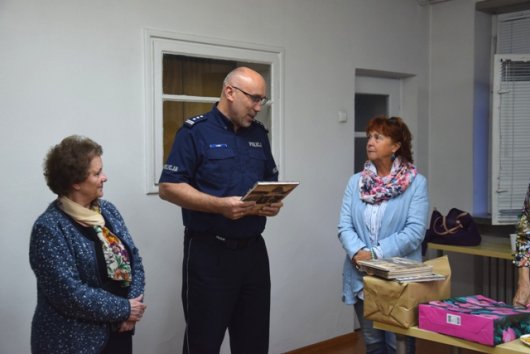Inspektor Arkadiusz Zgieb, Komendant Powiatowy Policji w Żyrardowie składa podziękowania Pani Prezes- Barbarze Rzeczyckiej (na zdjęciu po prawej stronie)