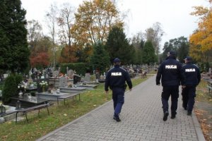 Policjanci patrolujący nekropolię